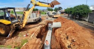 PREFEITURA DE PIUMHI REALIZA MANUTENÇÃO EM REDE PLUVIAL NO BAIRRO NOVA ESPERANÇA