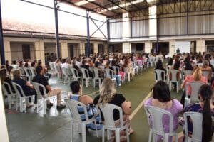 PROFISSIONAIS DA EDUCAÇÃO PARTICIPAM DE PALESTRA SOBRE SAÚDE MENTAL E AUTOCUIDADO ANTES DO INÍCIO DAS AULAS