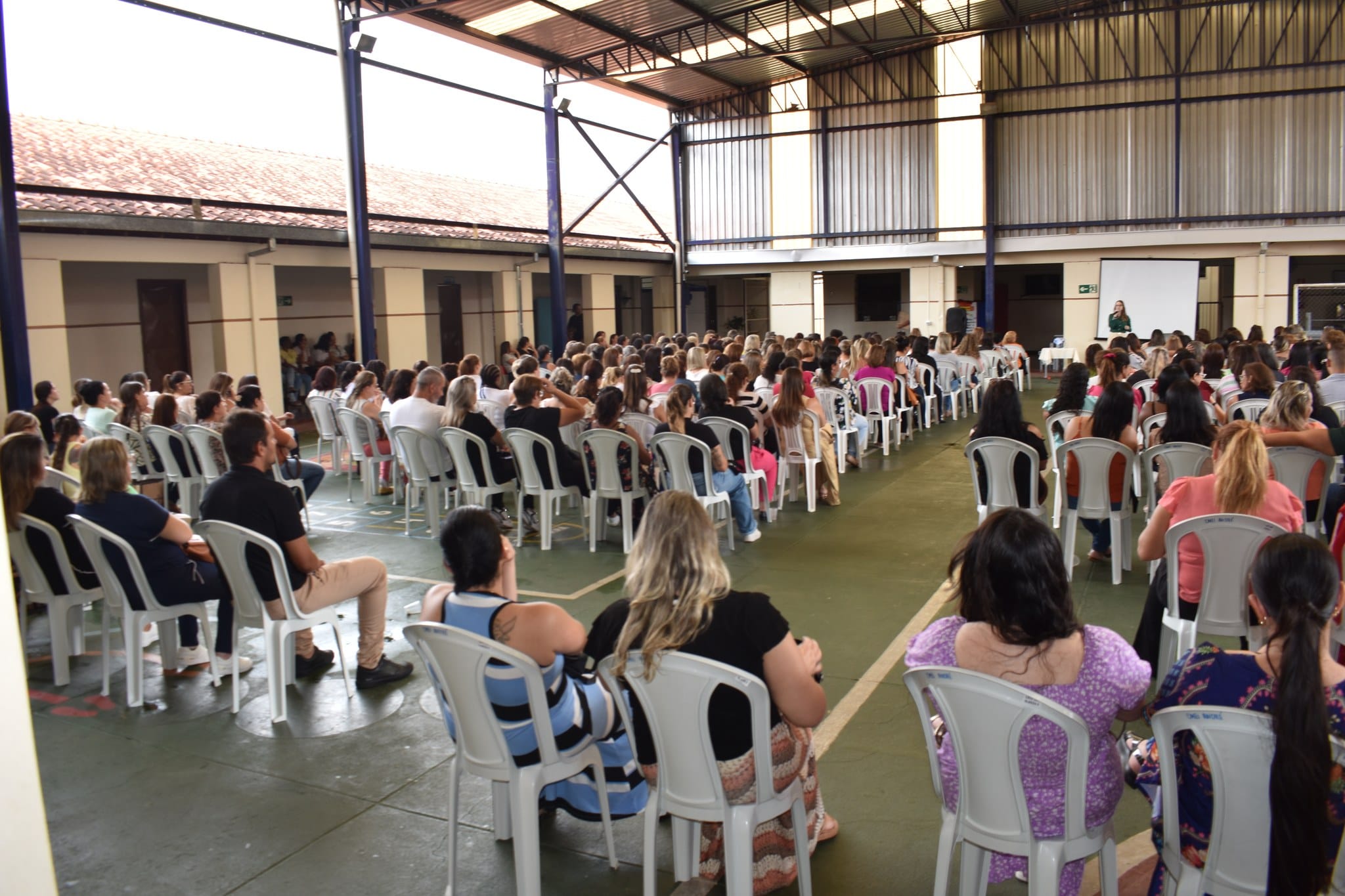 PROFISSIONAIS DA EDUCAÇÃO PARTICIPAM DE PALESTRA SOBRE SAÚDE MENTAL E AUTOCUIDADO ANTES DO INÍCIO DAS AULAS