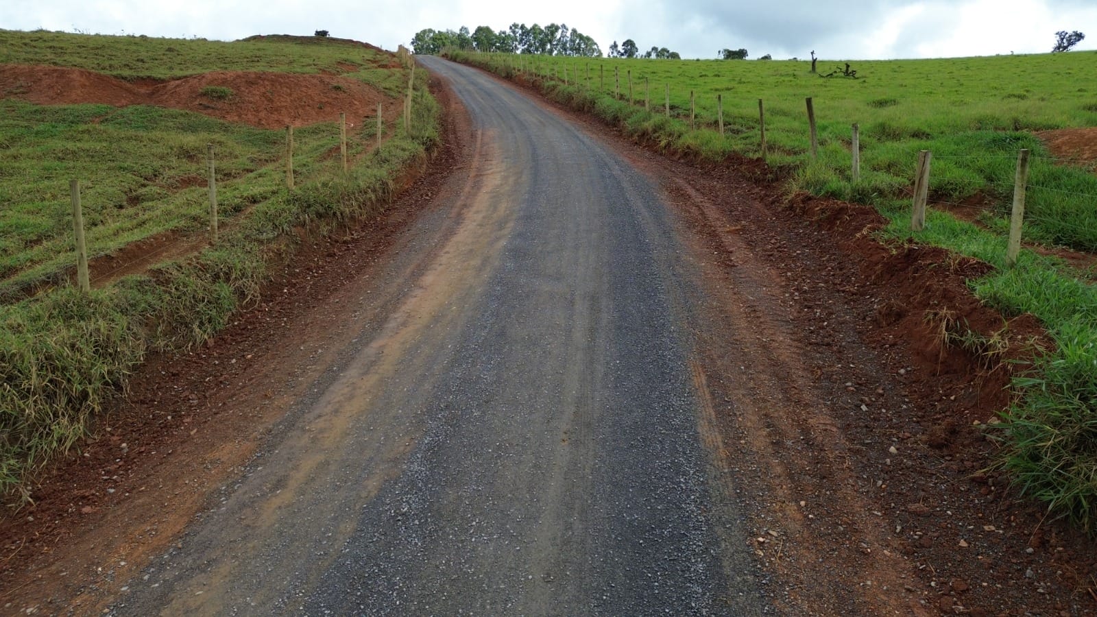 PAVIMENTAÇÃO EM PARTE DA ESTRADA DA ROSEIRA TRARÁ BENEFÍCIOS PARA A COMUNIDADE PAVIMENTAÇÃO EM PARTE DA ESTRADA DA ROSEIRA TRARÁ BENEFÍCIOS PARA A COMUNIDADE