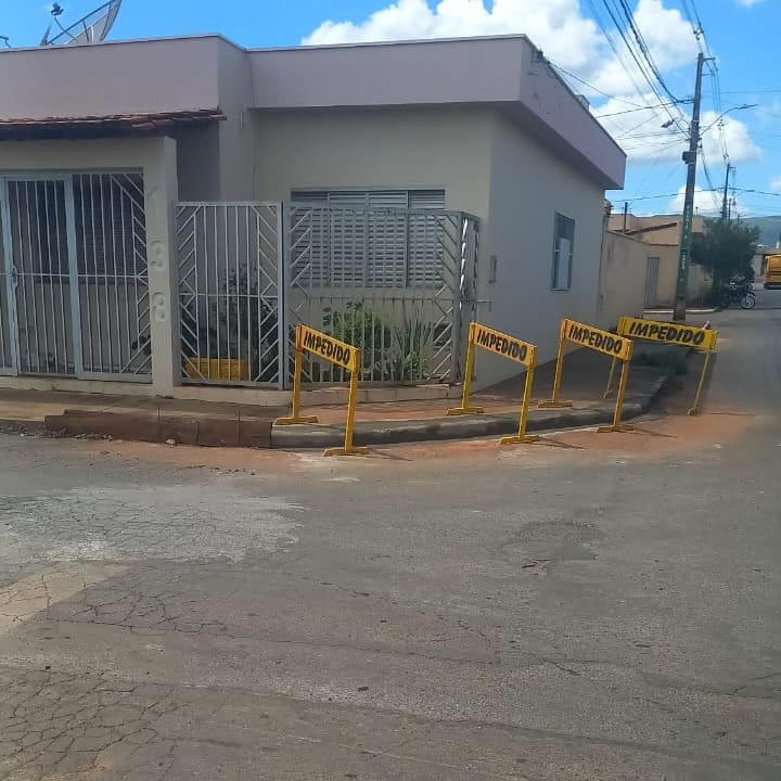 INSTALAÇÃO DE MEIO-FIO MELHORA INFRAESTRUTURA NO BAIRRO NOVA ESPERANÇA E EM OUTRAS REGIÕES DA CIDADE