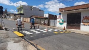 DEMUTRAN REALIZA MELHORIA EM IMPORTANTE VIA URBANA COM INSTALAÇÃO DE FAIXA ELEVADA DEMUTRAN REALIZA MELHORIA EM IMPORTANTE VIA URBANA COM INSTALAÇÃO DE FAIXA ELEVADA