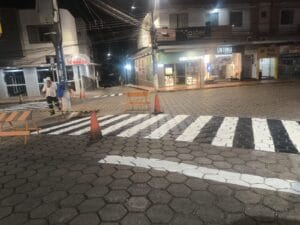 PREFEITURA REFORÇA SINALIZAÇÃO DE TRÂNSITO NOS PONTOS DE MAIOR FLUXO PREFEITURA REFORÇA SINALIZAÇÃO DE TRÂNSITO NOS PONTOS DE MAIOR FLUXO
