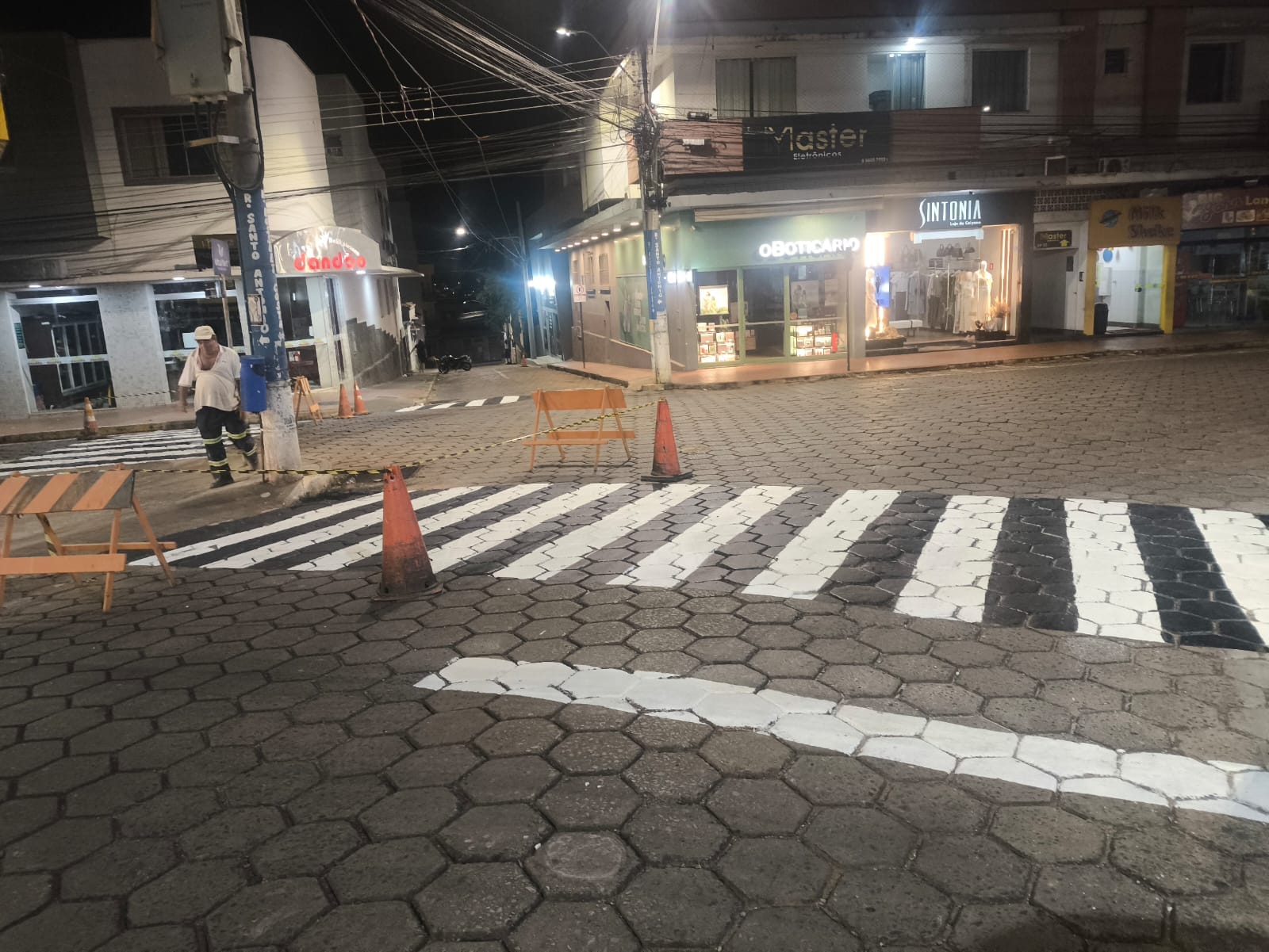 PREFEITURA REFORÇA SINALIZAÇÃO DE TRÂNSITO NOS PONTOS DE MAIOR FLUXO