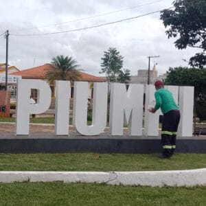 EQUIPE DE MEIO AMBIENTE DE PIUMHI REALIZA MANUTENÇÃO CONSTANTE NAS PRAÇAS DA CIDADE