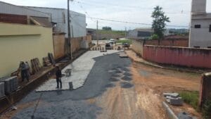 OBRAS NA RUA REGINA SOARES DE BARROS AVANÇAM E LEVAM MAIS INFRAESTRUTURA AO BAIRRO NELSINHO PEREIRA