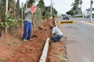 PREFEITURA INICIA INSTALAÇÃO DE MEIO-FIO E CONSTRUÇÃO DE SARJETA EM PARTE DA AVENIDA FRANCISCO SOARES MACHADO