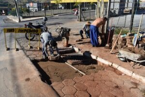 PREFEITURA CONSTRÓI CAIXAS DE CAPTAÇÃO DE ÁGUA NA RUA JOÃO LEITE