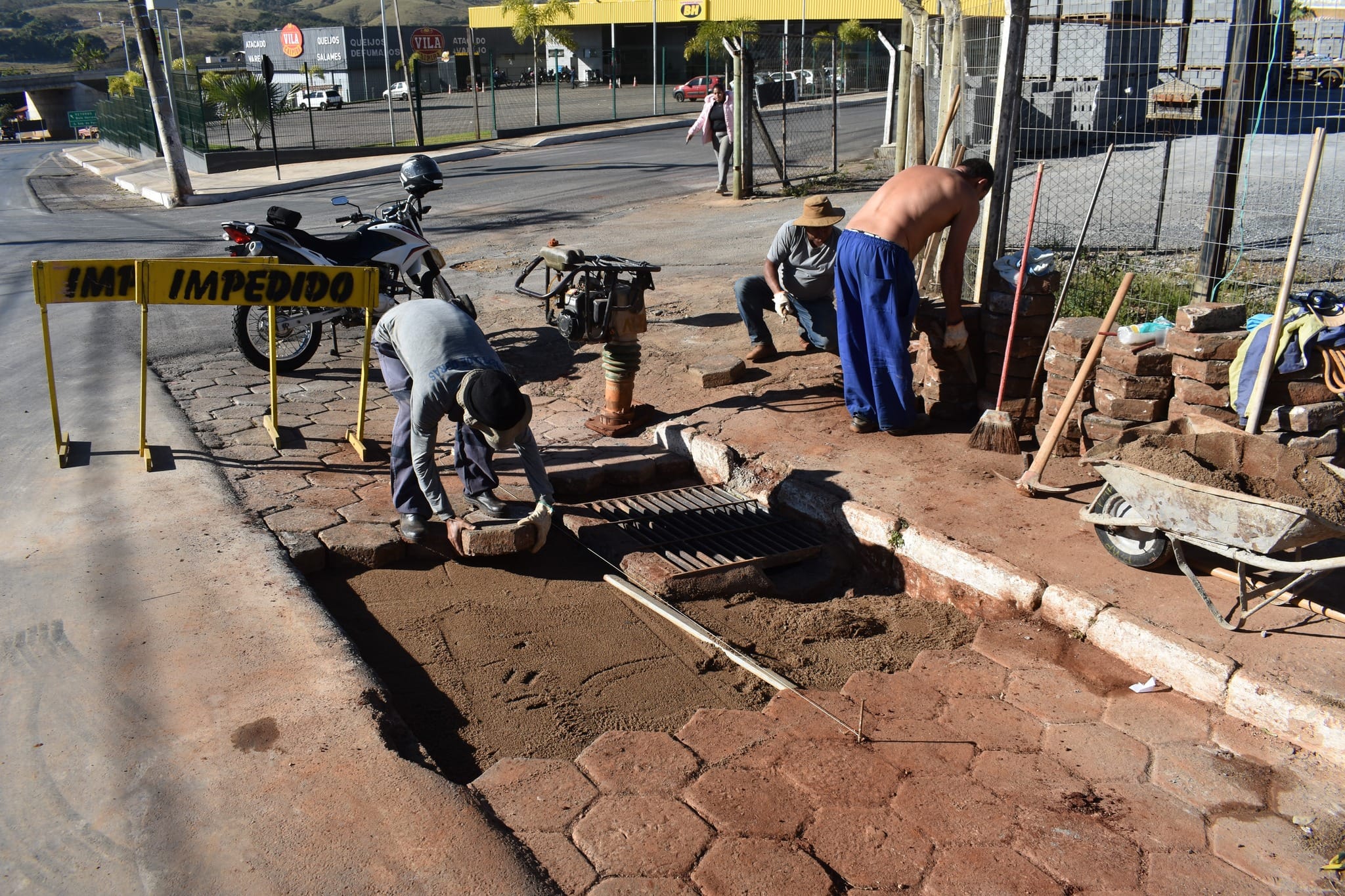 PREFEITURA CONSTRÓI CAIXAS DE CAPTAÇÃO DE ÁGUA NA RUA JOÃO LEITE