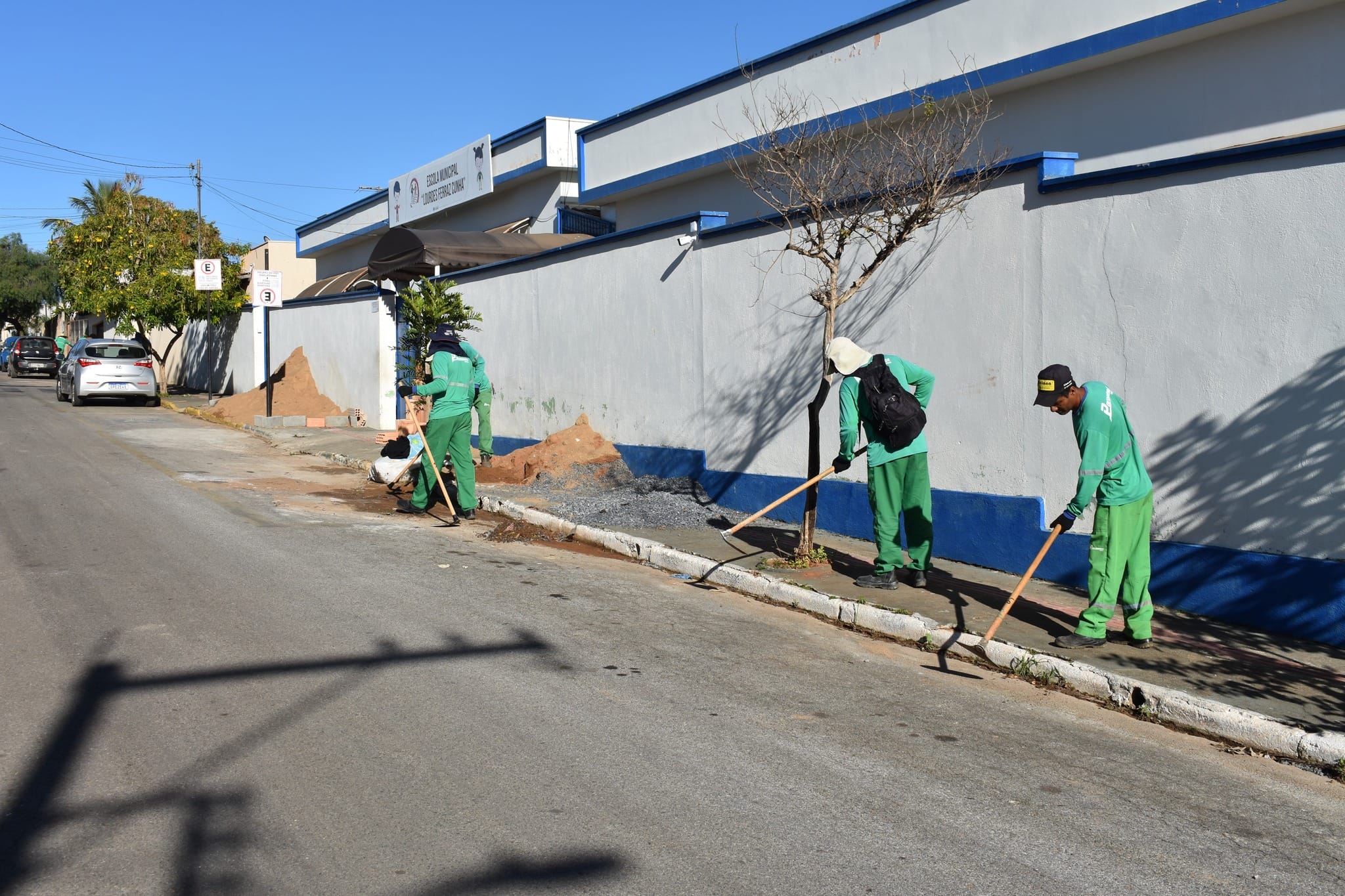PREFEITURA INTENSIFICA SERVIÇOS DE CAPINA E LIMPEZA EM DIVERSOS BAIRROS DA CIDADE