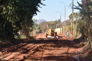 INICIADA A TERRAPLANAGEM PARA A SEGUNDA ETAPA DE PAVIMENTAÇÃO DA RUA FLORIANO PEIXOTO
