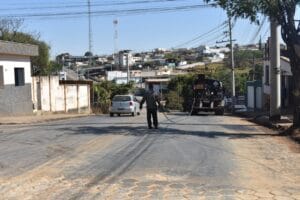FINALIZA HOJE A PAVIMENTAÇÃO DE PARTE DA RUA PADRE ABEL, NA PONTE DO BAIRRO PINDAÍBAS