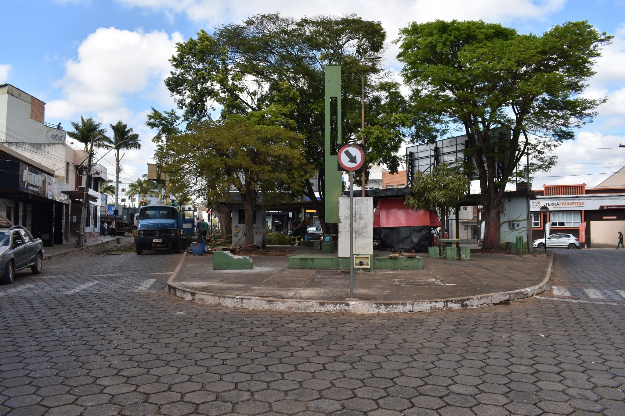 REFORMA DA PRAÇA DE FURNAS É INICIADA NO CORAÇÃO DA CIDADE